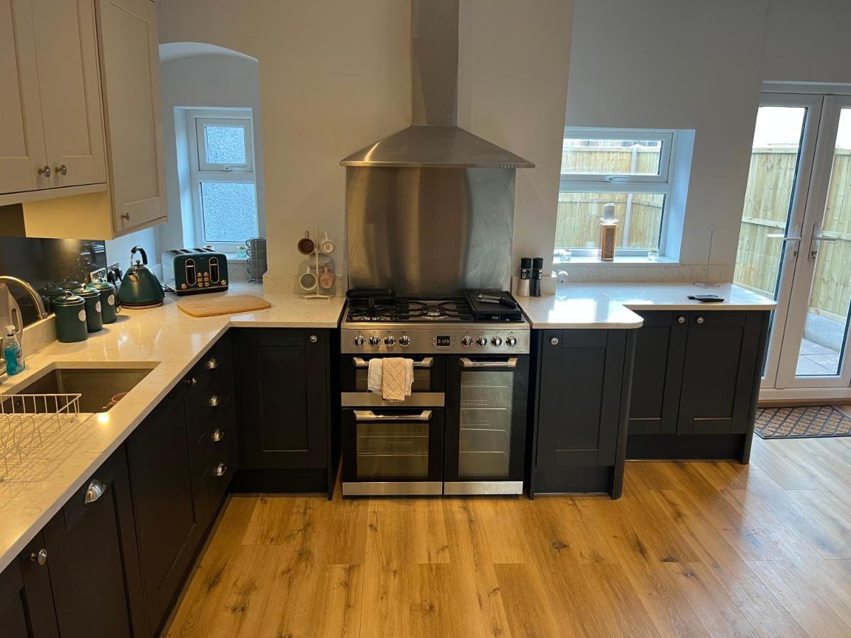 Luxury 2 Bed Apartment Great Location Stoke-on-Trent Bagian luar foto